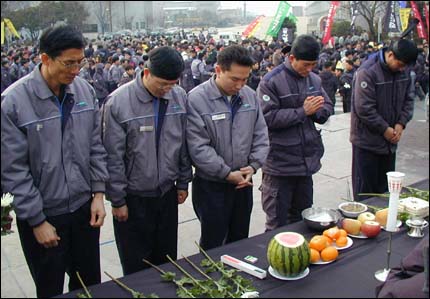 추모대회 때 고 배달호씨 분향소 앞에서 헌화하고 있는 조합원들. 